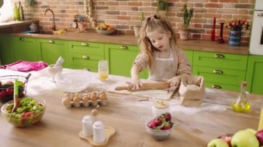 Mutfak adasında kameranın önünde karizmatik küçük bir kız mangırları alıp en sevdiği tatlıyı hazırlıyor. ARRI Alexa Mini 'de çekilen