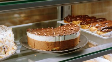 Pastanedeki kameraya yakın çekim yaparken vitrin dolabından lezzetli bir çöl görüntüsü alıyor.