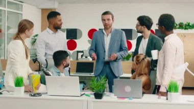 Sabah takım elbiseli bir ofis müdürü iş arkadaşlarıyla görüşür. Görevi analiz ederler ve iyi vakit geçirirler.