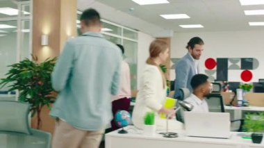Güzel mavi bir takım elbise giyen, evrak çantası taşıyan yakışıklı ve zeki bir adam bir ofis toplantısına gider ve herkesi gülümseyerek karşılar, toplantı sırasında konuşmaya başlar. Arri Alexa Mini.