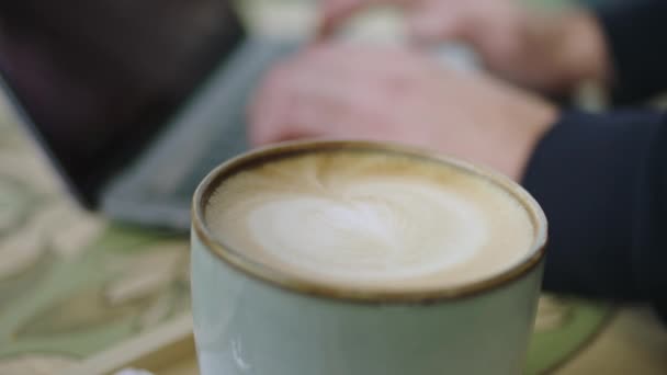 Videó készítése egy csésze cappuccino az ügyfél számára a modern kávézó koncepció a vállalkozó és az élelmiszeripar. 4k — Stock videók