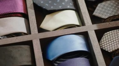 Lüks bir takım elbise dükkanında iyi bir takım elbise için geniş ve modern bir kravat koleksiyonunun video detaylarını çekiyorlar. ARRI Alexa Mini 'de çekilen