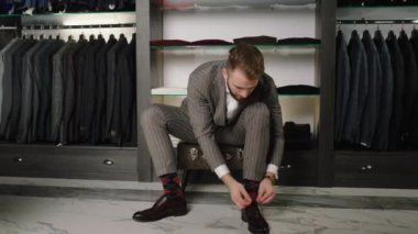 Takım elbise dükkanındaki müşteriler kaliteli deri ayakkabılar giyerler ve güzel bir özel tasarım takım elbise giyerler. 4k