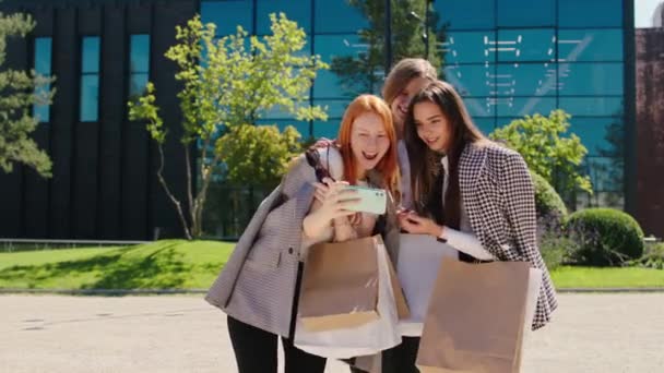 Charismatic and attractive with a large smile group of women taking some selfies in a sunny day after a good shopping beside the shopping centre — Wideo stockowe