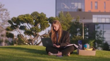 Güneşli bir günde iş merkezinin park müdürü kadın bilgisayarını kullanarak ofis eşyalarıyla birlikte kutuya koyduğu bir şey buldu. Arri Alexa Mini.