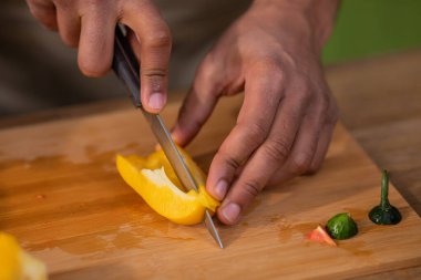 Kahverengi Ahşap Tahta üstüne Taze Organik Biber Dilimleme Close up