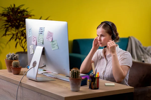 Mooie dame die thuis werkt bij call center ze heeft een interview over een baan die ze bespreekt vanaf de headset zeer geconcentreerd — Stockfoto