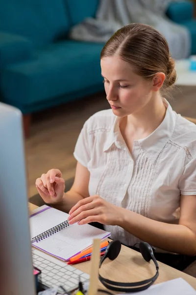 Lachende middelbare leeftijd zakenvrouw in bril en headset werken op laptop in kantoor praten met collega, gelukkig Kaukasische vrouwelijke werknemer te raadplegen zakelijke klant online met behulp van webcam en koptelefoon — Stockfoto