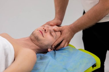 Spa salonundaki kameraya yakın ya da masaj salonundaki terapist vücut gevşeme ve sağlıklı yaşam tarzıyla profesyonel ayak masajı yapıyor..