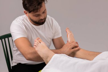 Spa salonunda rahat ayak masajı profesyonel terapist ve masaj yağı ile masaj ayakları..