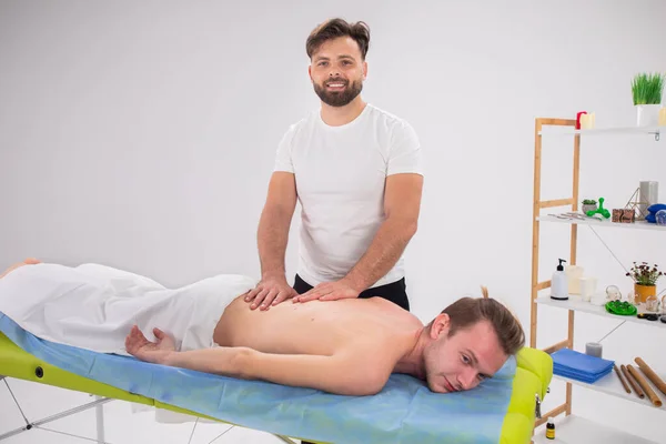 Einem Weißen Massageraum Bekommt Ein Mann Eine Manuelle Professionelle Revitalisierende — Stockfoto