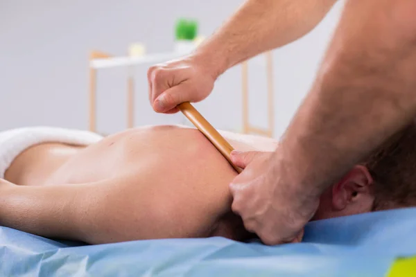 Der Massagetherapeut Schüttet Seinem Klienten Auf Den Rücken Bevor Die — Stockfoto