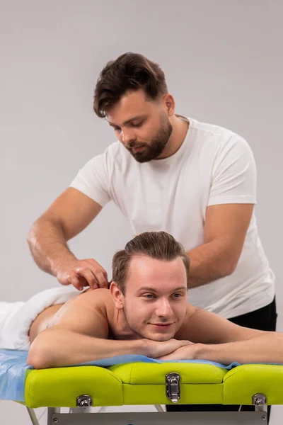 Massagem Relaxada Nas Costas Cara Tem Relaxamento Corpo Inteiro Salão — Fotografia de Stock
