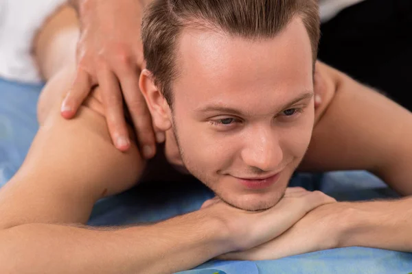 Massagem Cabeça Relaxada Massagista Profissional Que Faz Seu Cliente Conceito — Fotografia de Stock