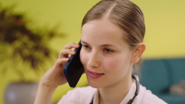놀라운 아름다운 여성의 초상화를 클로즈업하는 그녀가 일하는 에이전트에게 전화를 — 비디오