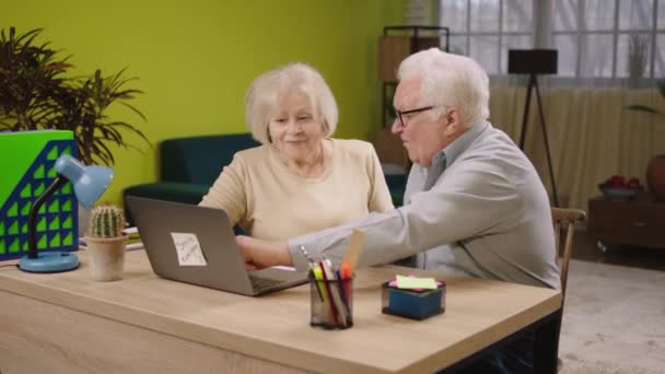 Goed Uitziende Oude Paar Thuis Woonkamer Lachend Schattig Opgewonden Raken — Stockvideo