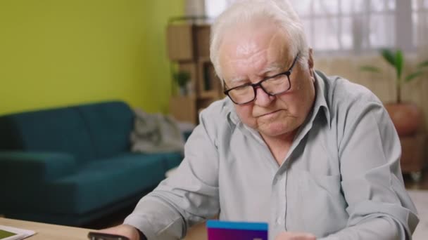 Casa Anciano Muy Carismático Utilizando Teléfono Inteligente Para Pedir Algo — Vídeo de stock