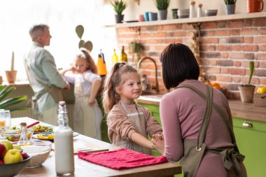 Mutfak adasında kameranın önünde çok aydınlık güzel ve karizmatik bir aile sabah okula gitmeden önce sağlıklı bir kahvaltı yaparlar. Portre