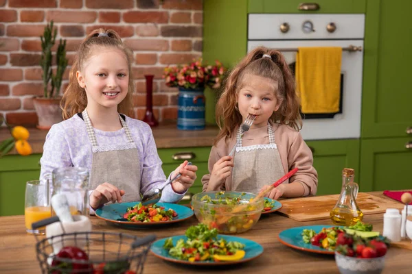 Barn Pyjamas Att Göra Pannkakor Kök Hemma Efter Recept Digital — Stockfoto