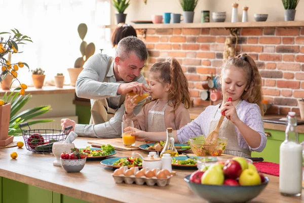 Familjen Tillagar Sallad Modernt Kök — Stockfoto