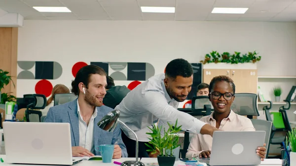 Einem Sehr Großen Büro Lacht Und Plaudert Ein Sehr Attraktiver — Stockfoto