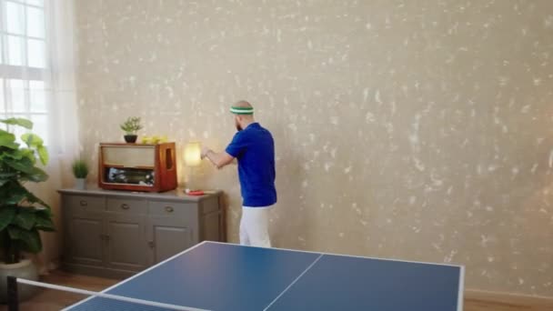 Prenant Vidéo Heureux Charismatique Joueur Ping Pong Gars Préparer Commencer — Video