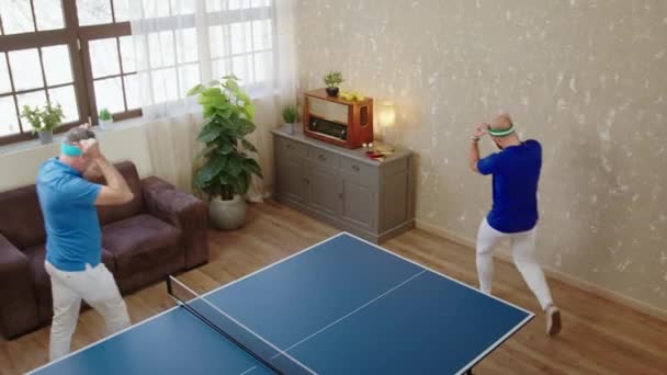 健康的生活观念和家庭幸福的父亲与他的儿子一起准备打乒乓球 他们伸展身体 准备好了 — 图库视频影像