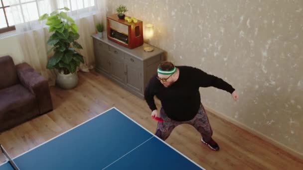 Izgalmas Nagyon Boldog Kövér Férfi Játszik Ping Pong Vagy Asztalitenisz — Stock videók