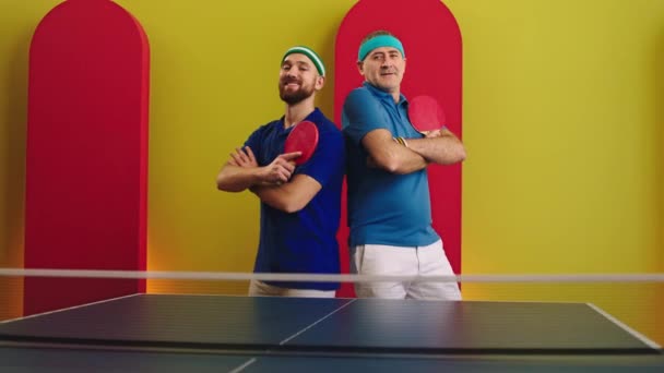 乒乓球或乒乓球比赛结束后 两名乒乓球运动员手握乒乓球桨 在镜头前摆出迷人的姿势 向Arri Alexa Mini开枪 — 图库视频影像