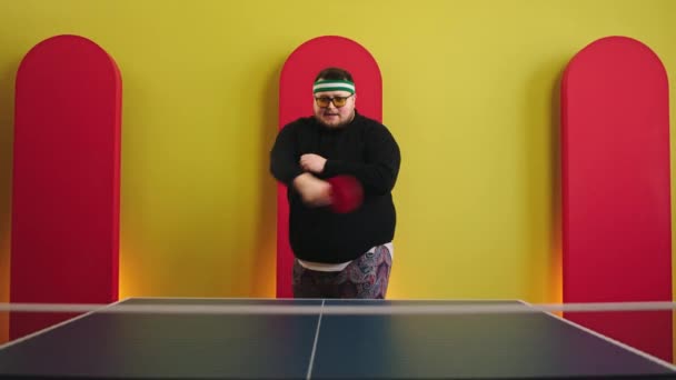 有吸引力的 快乐的胖子准备好开始打乒乓球了 他在摄像机前和球拍一起打球 这是体育和健康的生活方式的概念 — 图库视频影像