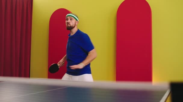 在开始打乒乓球或乒乓球之前 他就带着他最喜欢的体育和健康生活方式的球拍概念跳舞 向Arri Alexa Mini开枪 — 图库视频影像