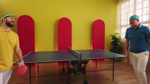 Ping Pong Jogo Frente Câmera Dois Jogadores Terminam Jogo Apertando — Vídeo de Stock