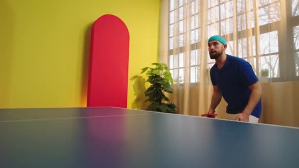 Snygg Kille Ping Pong Spelare Slå Och Fånga Bollen Mycket — Stockvideo