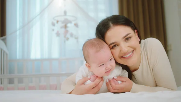 Concept Van Moederschap Kindertijd Gezondheidszorg Verpleegkundige Moeder Nemen Het Meisje — Stockfoto