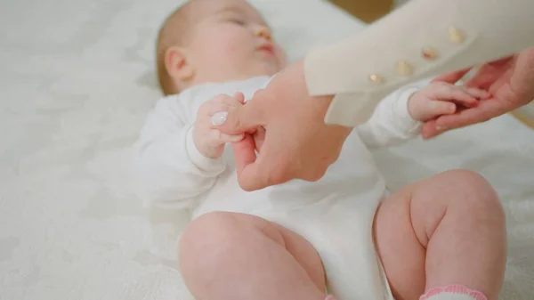 Mooie Baby Liggend Het Bed Ontspannen Tijd Haar Moeder Spelen — Stockfoto