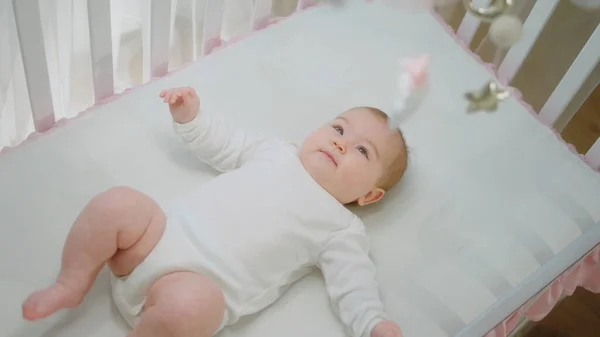 Kindheitskonzept Niedliches Baby Mädchen Ihrem Babybett Das Sich Von Den — Stockfoto