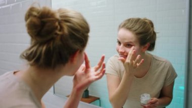 Sabahları inanılmaz görünüşlü bir kadın en sevdiği yüz kremini alır ve güneş kremini sürerek cildini korur. ARRI Alexa Mini 'de çekilen