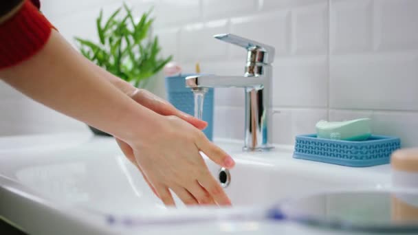 Badkamer Dame Einde Van Het Wassen Van Haar Handen Sluit — Stockvideo