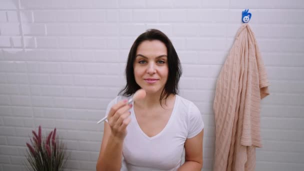 Güzel Yetişkin Bir Kadın Banyoda Rutin Makyajını Yapıyor Kameraya Bakıp — Stok video