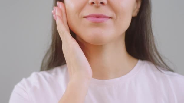 Capture Vidéo Gros Plan Femme Avec Peau Parfaite Massage Son — Video