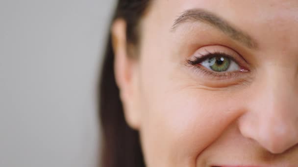 Kameraya Yakın Çekim Görüntülerinde Yetişkin Kadın Gülümsüyor Muhteşem Yeşil Gözleri — Stok video