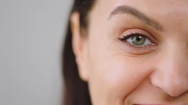 Detalles Del Video Primer Plano Cámara Mujer Adulta Sonriendo Mirando — Vídeo de stock