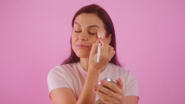 Concept Maquillage Cosmétiques Sur Fond Rose Devant Femme Caméra Faisant — Video