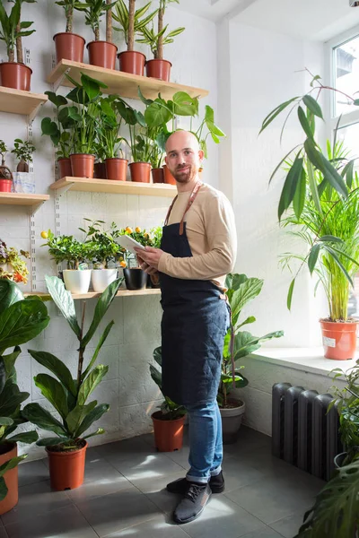 Çiçekçinin güzel sahibi kameranın önünde poz veriyor. Karşıdan karşıya geçiyor ve gülümsüyor..