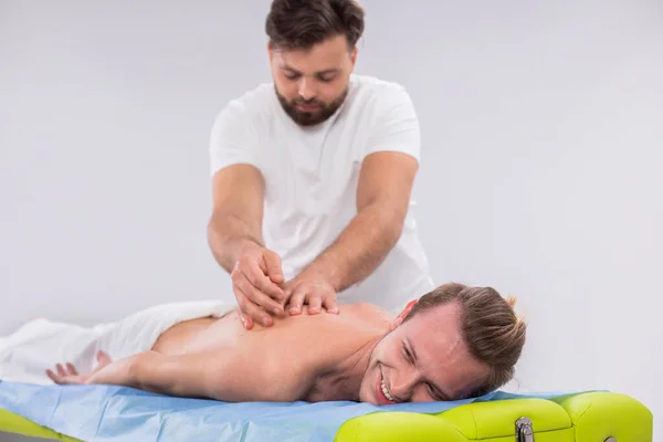 Spa Salong Eller Massagerum Terapeuten Gör Professionell Manuell Massage Sin — Stockfoto