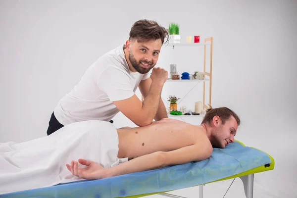 Der Medizinischen Klinik Macht Ein Professioneller Massagetherapeut Einem Mann Eine — Stockfoto