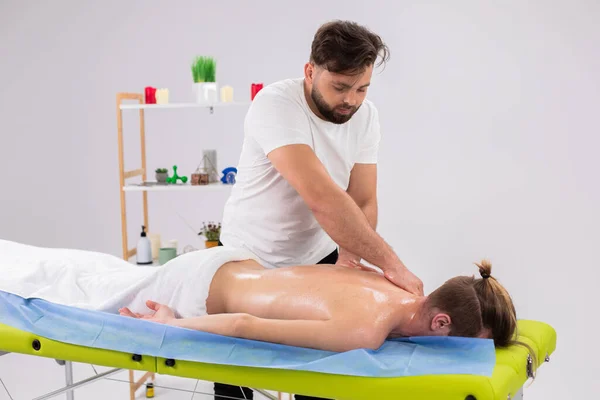Massageraum Macht Der Professionelle Therapeut Eine Entspannte Rückenmassage Für Seinen — Stockfoto