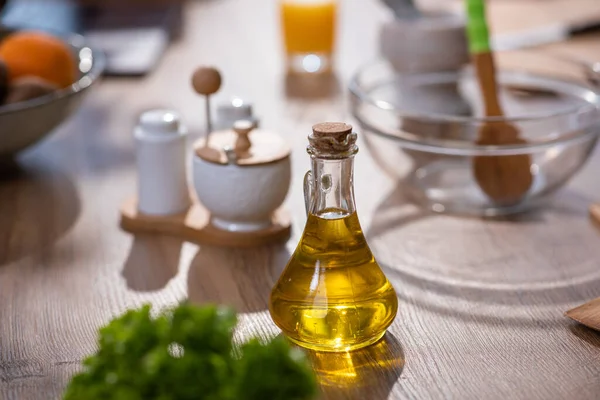 Sayfa arkaplanındaki baharatlar ve yiyecek malzemeleri kopyalama alanı ile.