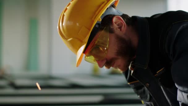 Portret Close Van Een Charismatische Man Constructeur Werknemer Met Veiligheidsapparatuur — Stockvideo