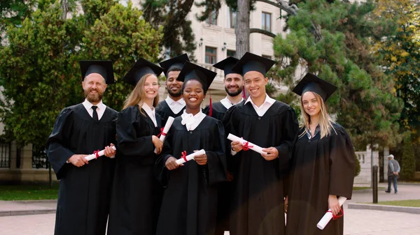 Framför Kameran Poserar Grupp Multiracial Studenter Akademiker Med Diplom Händerna — Stockfoto
